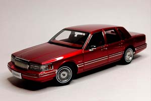 LINCOLN TOWN CAR RED 1:18
