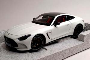 MERCEDES AMG GT63 (OPALITH WHITE) 1:18 NZG