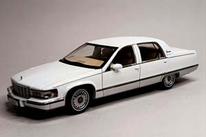 CADILLAC FLEETWOOD BROUGHAM WHITE 1:18