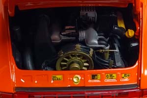 PORSCHE 911 CARRERA 3.2 TARGA -1983 ORANGE 1:18 — фото 5