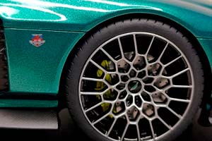 ASTON MARTIN VALOUR GREEN 1:18 GT SPIRIT — фото 6