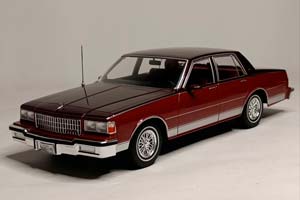 CHEVROLET CAPRICE CLASSIC RED/BROWN 1:18 MCG