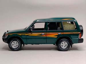 MITSUBISHI PAJERO V31 - 1991 GREEN 1:18 SUNYORK — фото 2