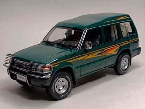 MITSUBISHI PAJERO V31 - 1991 GREEN 1:18 SUNYORK