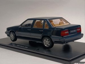 VOLVO 850 GLE 1993 BLUE GREEN 1:18 TRIPLE9 — фото 2