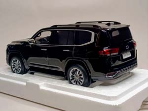 TOYOTA LAND CRUISER LC 300 BLACK 1:18 LCD — фото 3