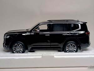 TOYOTA LAND CRUISER LC 300 BLACK 1:18 LCD — фото 2