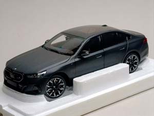 BMW I5 2023 MATT GREY 1:18 MINICHAMPS