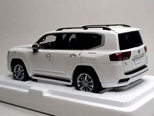 TOYOTA LAND CRUISER 300 WHITE 1:18 LCD — фото 2