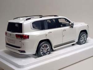 TOYOTA LAND CRUISER 300 WHITE 1:18 LCD — фото 4