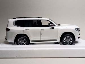 TOYOTA LAND CRUISER 300 WHITE 1:18 LCD — фото 5