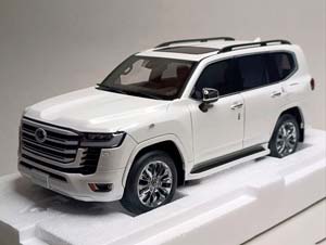 TOYOTA LAND CRUISER 300 WHITE 1:18 LCD — фото 1
