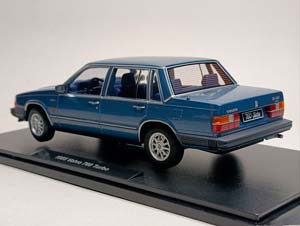VOLVO 760 TURBO -1985 BLUE 1:18 TRIPLE9 — фото 4