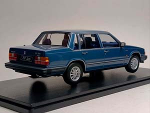 VOLVO 760 TURBO -1985 BLUE 1:18 TRIPLE9 — фото 6