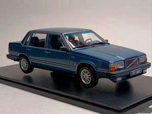 VOLVO 760 TURBO -1985 BLUE 1:18 TRIPLE9 — фото 8