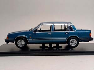 VOLVO 760 TURBO -1985 BLUE 1:18 TRIPLE9 — фото 2