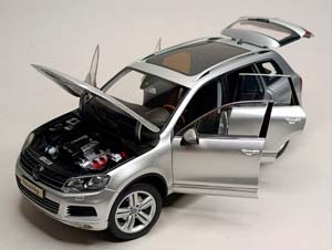 VW VOLKSWAGEN TOUAREG - 2010 SILVER 1:18 KYOSHO — фото 2