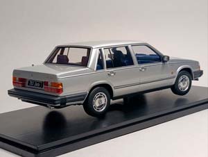 VOLVO 760 TURBO 1985 SILVER 1:18 TRIPLE9 — фото 5