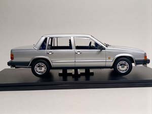 VOLVO 760 TURBO 1985 SILVER 1:18 TRIPLE9 — фото 6