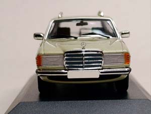 MERCEDES 230TE (W123) 1982 MAXICHAMPS 1:43 — фото 8
