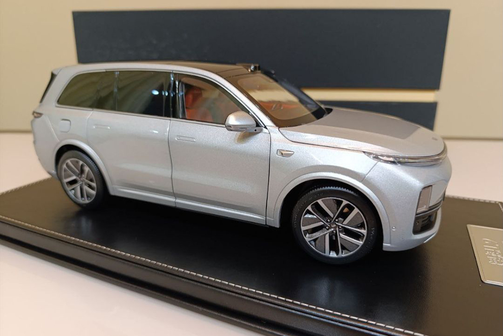 LIXIANG LI L9 (4 ЦВЕТА КУЗОВА,2 ЦВЕТА САЛОНА) 1:18