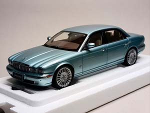 JAGUAR XJ (X350) BLUE 1:18 ALMOST REAL